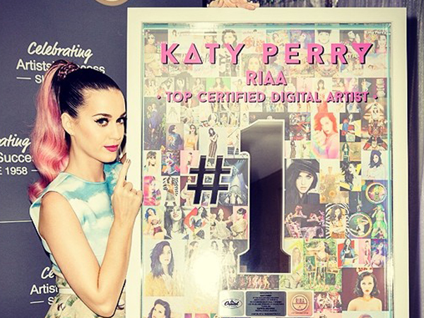 Katy Perry Jadi Musisi Amerika dengan Penjualan Digital Terbanyak Sepanjang Masa!